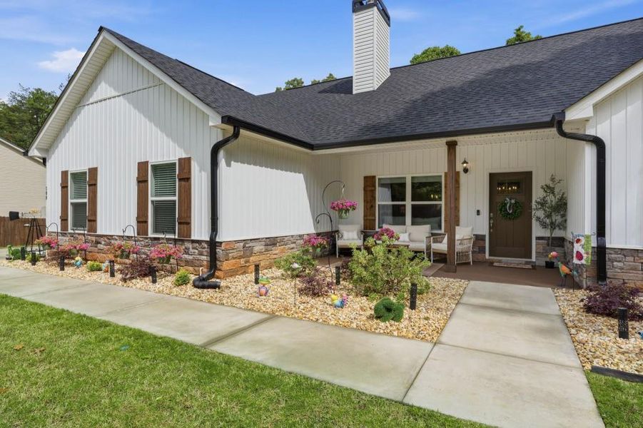 Exterior details and patio area of a home in , Demorest (Image 3).