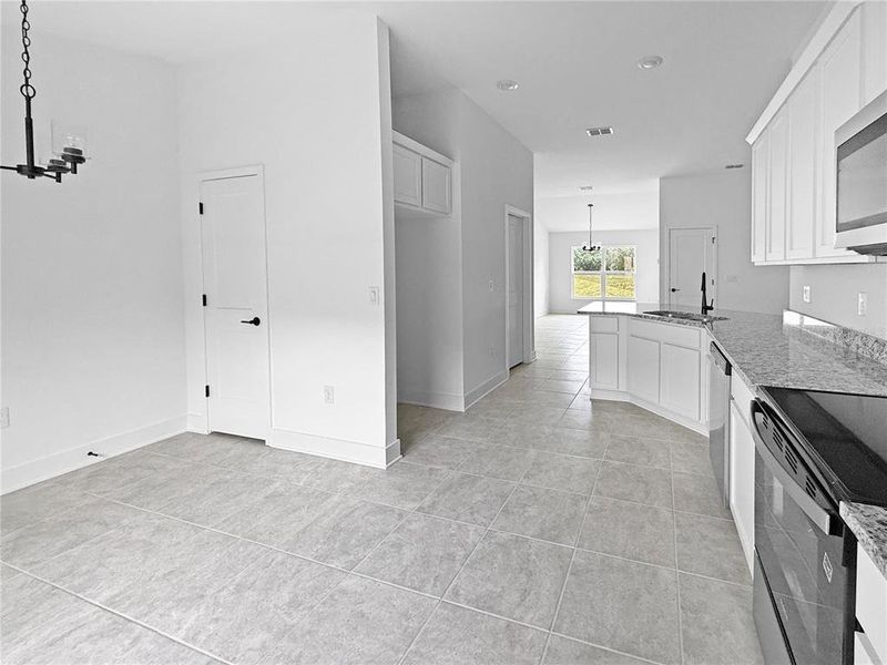 Spacious, unfurnished interior of a new home in Arbor Park, Leesburg (Image 8).