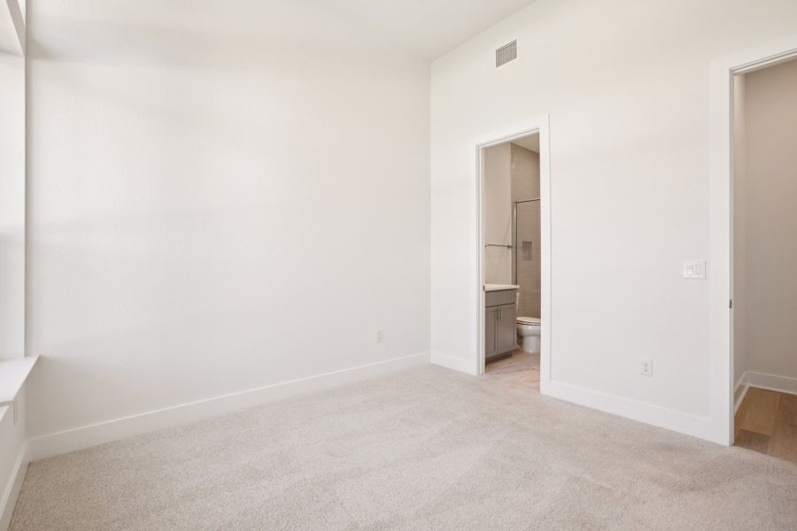 Spacious, unfurnished interior of a new home in Persimmon, Buda (Image 31).