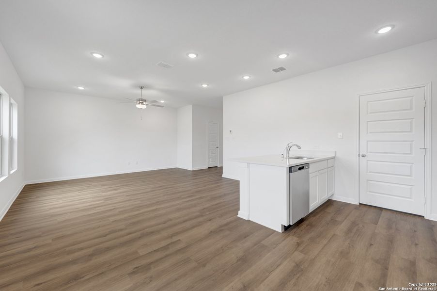 Spacious, unfurnished interior of a new home in Paloma Park, Converse (Image 43).