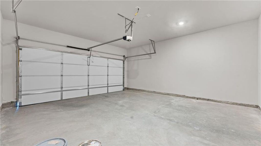 Spacious, unfurnished interior of a new home in Villages at Cedar Hill, Dallas (Image 46).