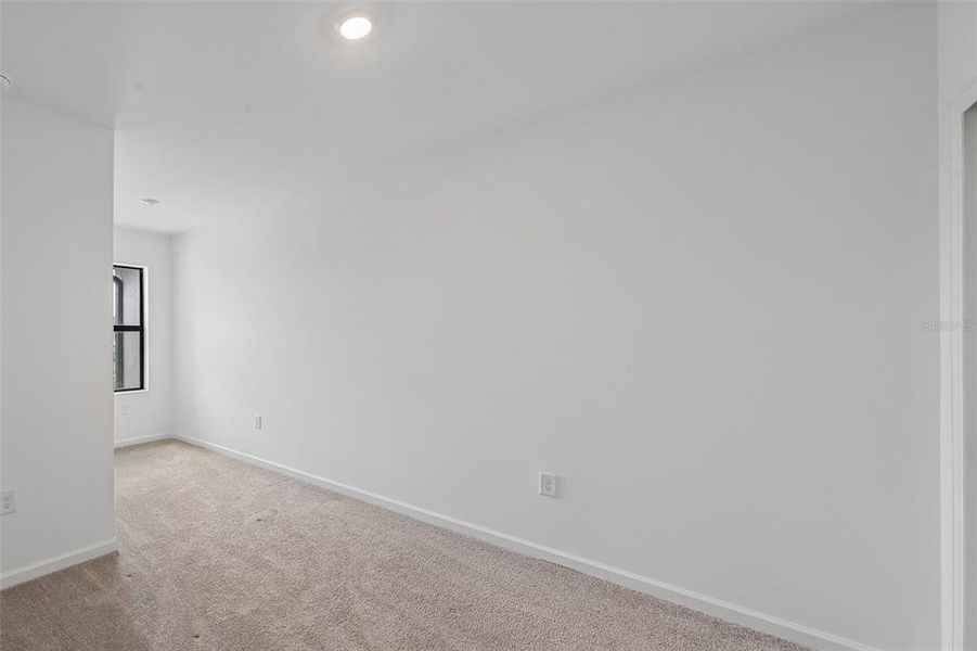 Spacious, unfurnished interior of a new home in , Sarasota (Image 20).