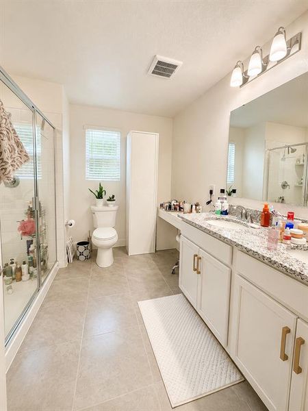Furnished interior view inside a new home in , Clermont (Image 10).