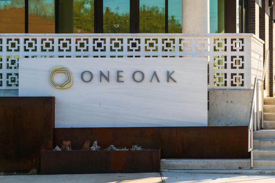 Entrance to the One Oak community in Austin, TX, featuring signage and landscaping (Image 5).
