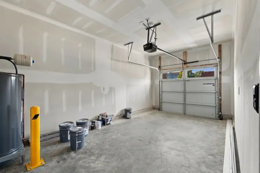 Spacious 1 Car Garage in The Geneva