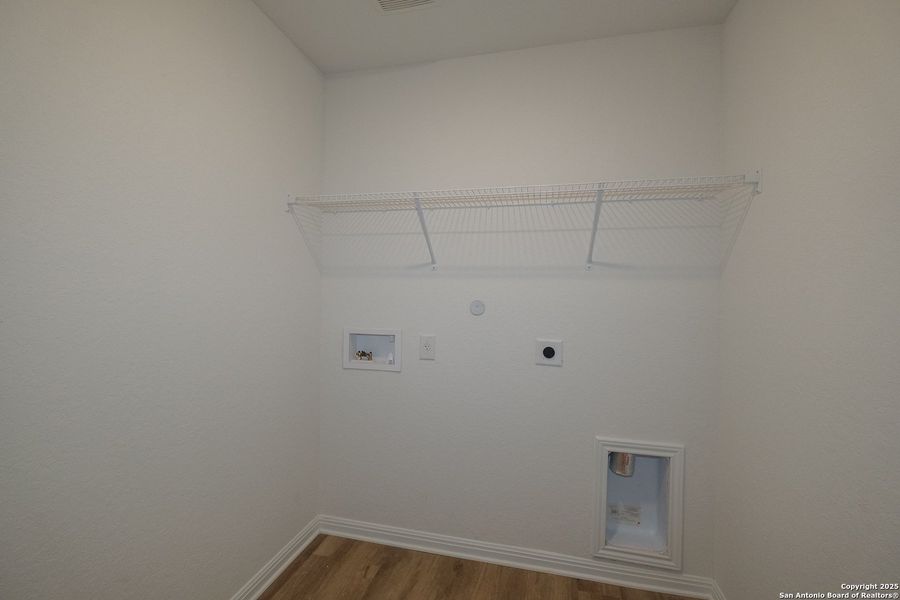 Spacious, unfurnished interior of a new home in Cinco Lakes, San Antonio (Image 13). Spacious, unfurnished interior of a new home in Cinco Lakes, San Antonio (Image 13).