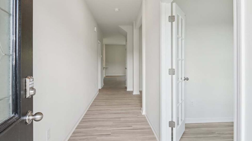Spacious, unfurnished interior of a new home in Rydele Heights, Asheville (Image 9).