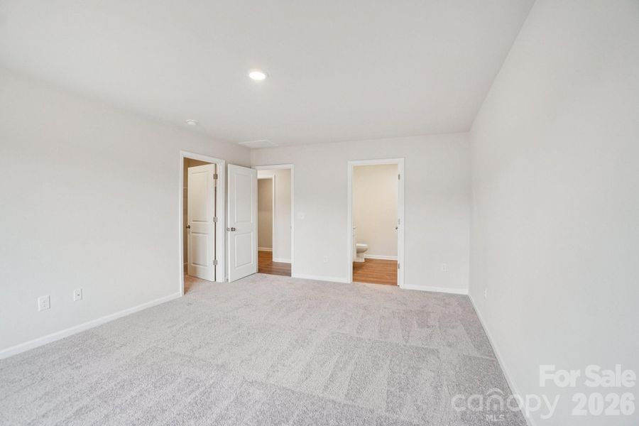 Spacious, unfurnished interior of a new home in Frey Creek, Spartanburg (Image 24).