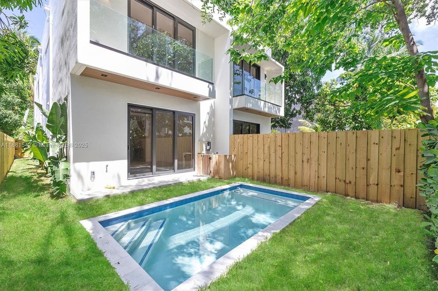 Exterior details and patio area of a home in , Miami (Image 28).