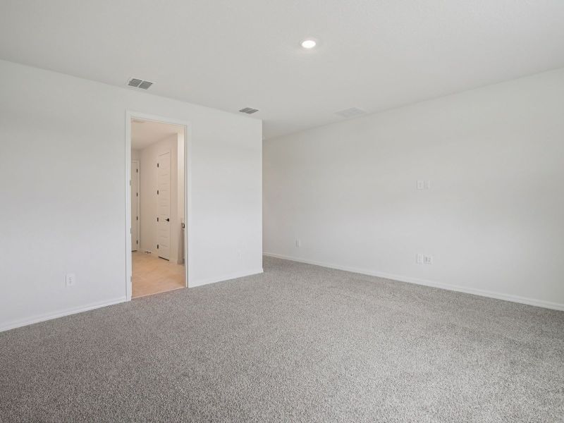 Spacious, unfurnished interior of a new home in The Grove at Stuart Crossing - Signature Series, Bartow (Image 12).