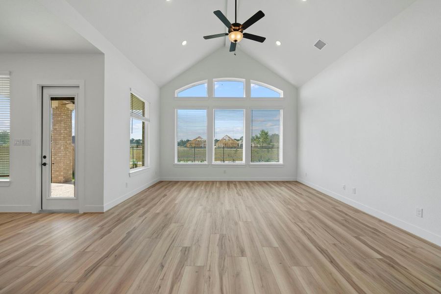Spacious, unfurnished interior of a new home in Artavia, Conroe (Image 5).