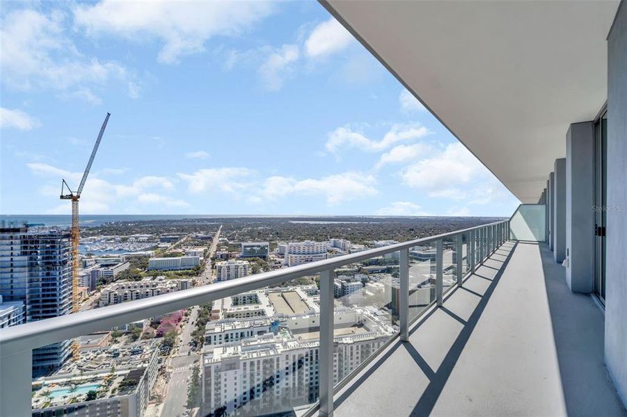 Condo located in St. Petersburg, FL showcasing its design and architecture (Image 36).