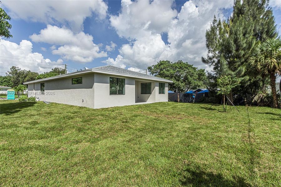 Exterior details and patio area of a home in , Oakland Park (Image 21).