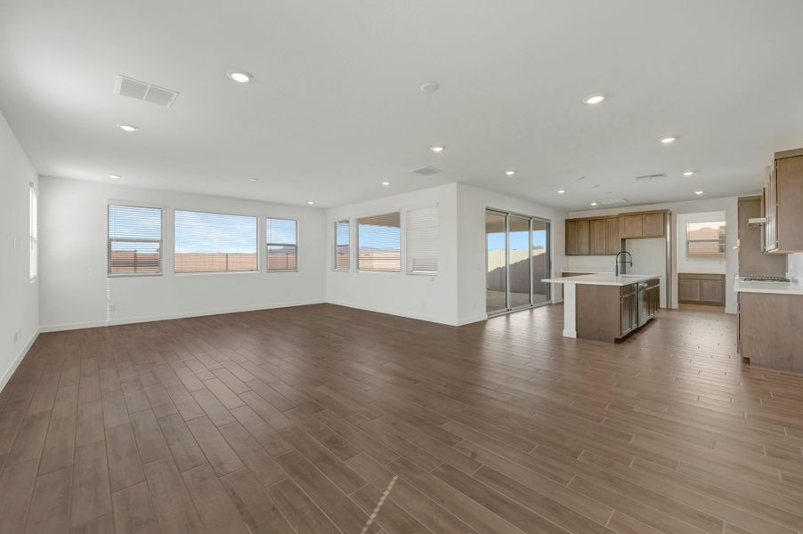 Spacious, unfurnished interior of a new home in Terraza, San Tan Valley (Image 15).
