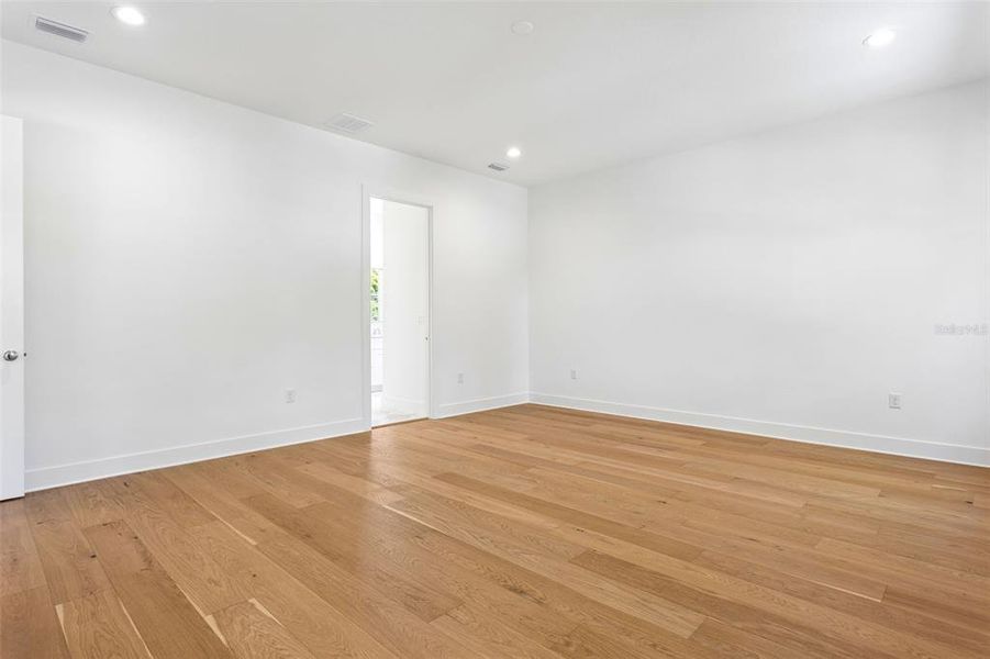 Spacious, unfurnished interior of a new home in , Tampa (Image 25).