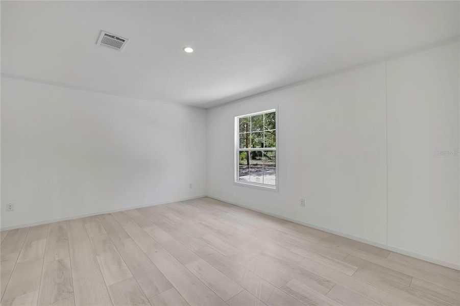 Spacious, unfurnished interior of a new home in , Homosassa (Image 39).