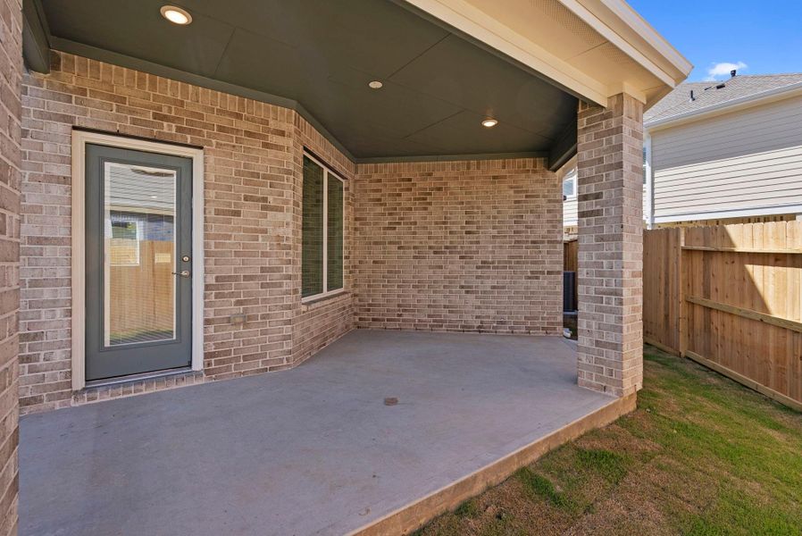 Exterior details and patio area of a home in Sienna, Missouri City (Image 3).