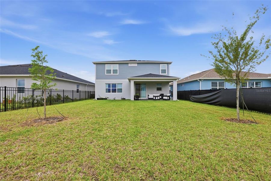 Exterior details and patio area of a home in , Orlando (Image 35).