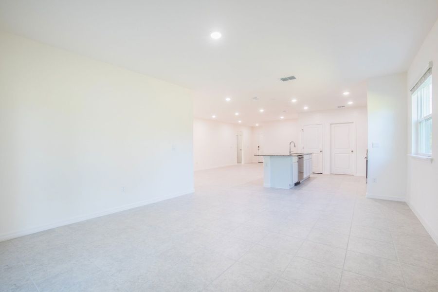 Spacious, unfurnished interior of a new home in Cape Coral, Cape Coral (Image 14).