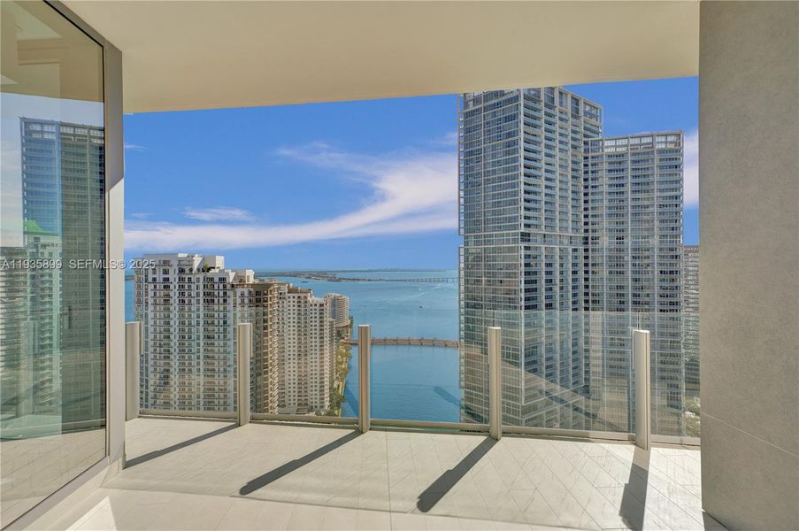Condo located in Miami, FL showcasing its design and architecture (Image 37).