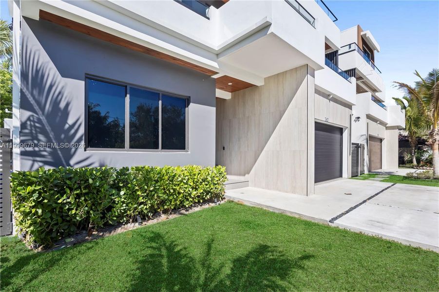 Exterior details and patio area of a home in , Fort Lauderdale (Image 28).