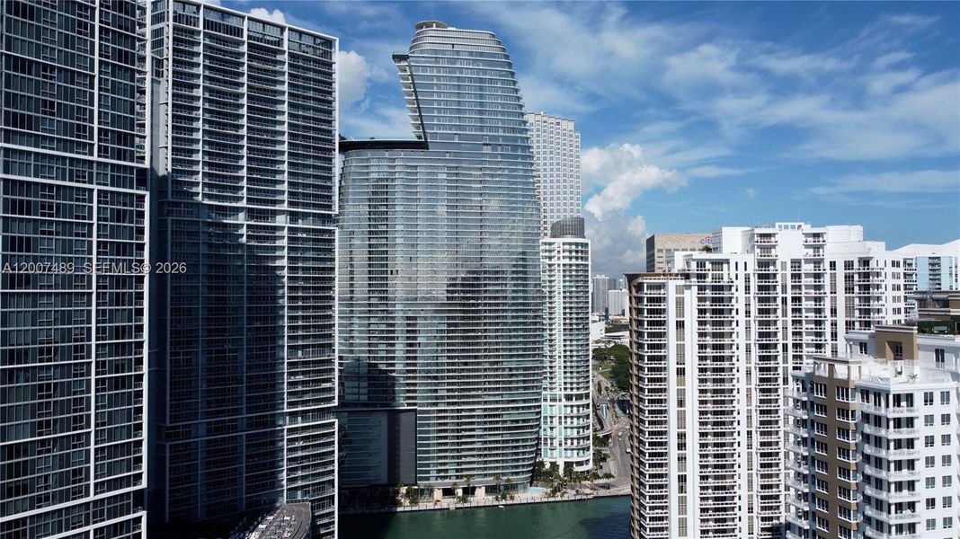 Condo located in Miami, FL showcasing its design and architecture (Image 27).