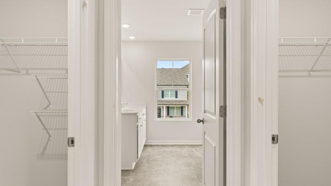 Spacious, unfurnished interior of a new home in Thompson Ridge, Dallas (Image 29).