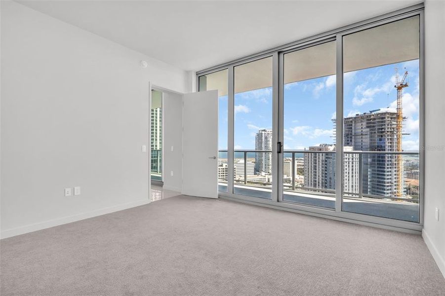 Spacious, unfurnished interior of a new home in , St. Petersburg (Image 25).