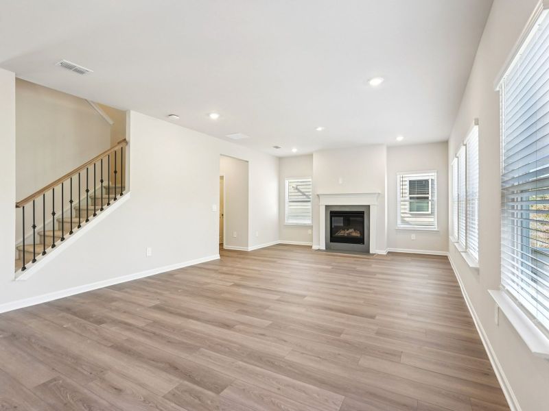 Spacious, unfurnished interior of a new home in Ivey Township, Dallas (Image 12).