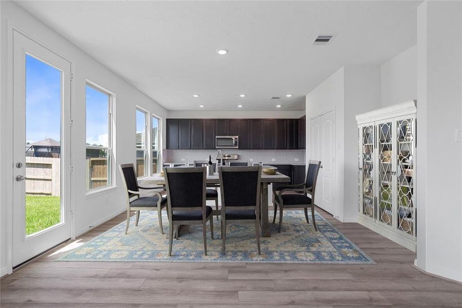 The open concept family, dining and kitchen makes for a great way to keep the party going and never miss a beat! Gather the family together in good conversation while preparing a fabulous meal in the breathtaking kitchen!