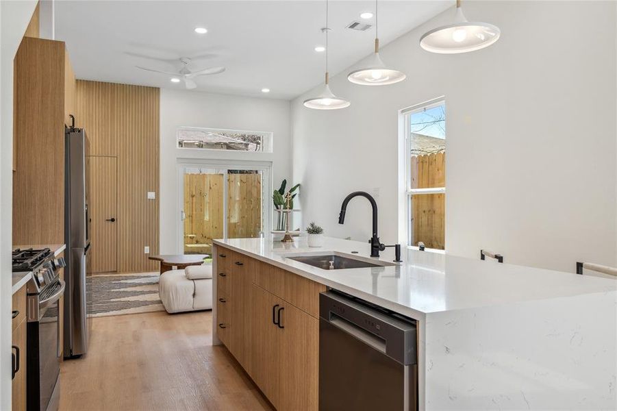 Timeless design with a contemporary touch – A minimalist color palette, bold black fixtures, and natural wood tones come together to create a sophisticated yet inviting kitchen.