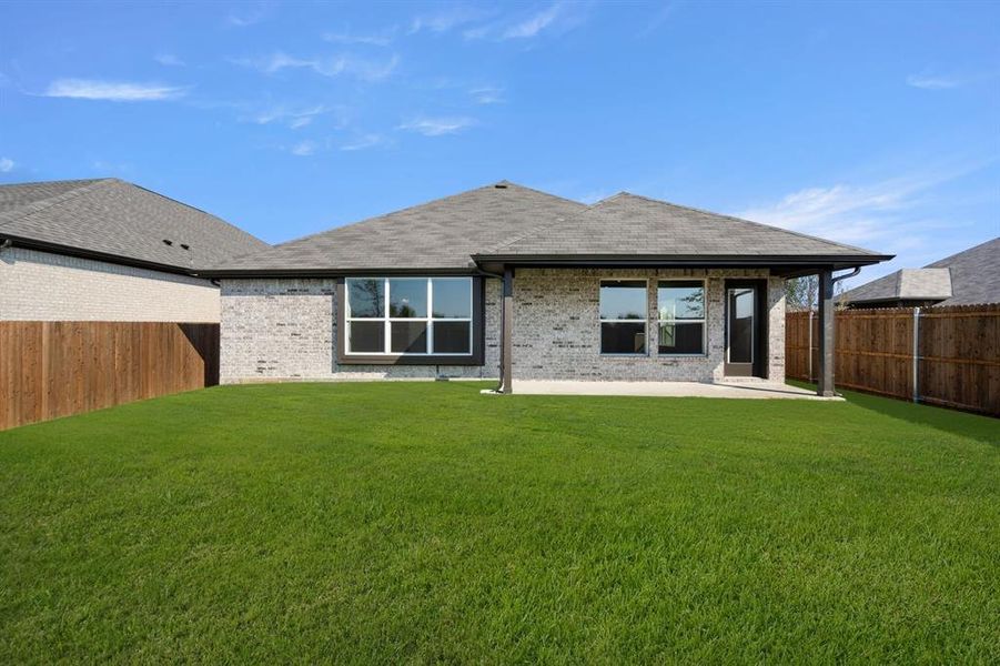 Exterior details and patio area of a home in Summer Crest, Fort Worth (Image 3).