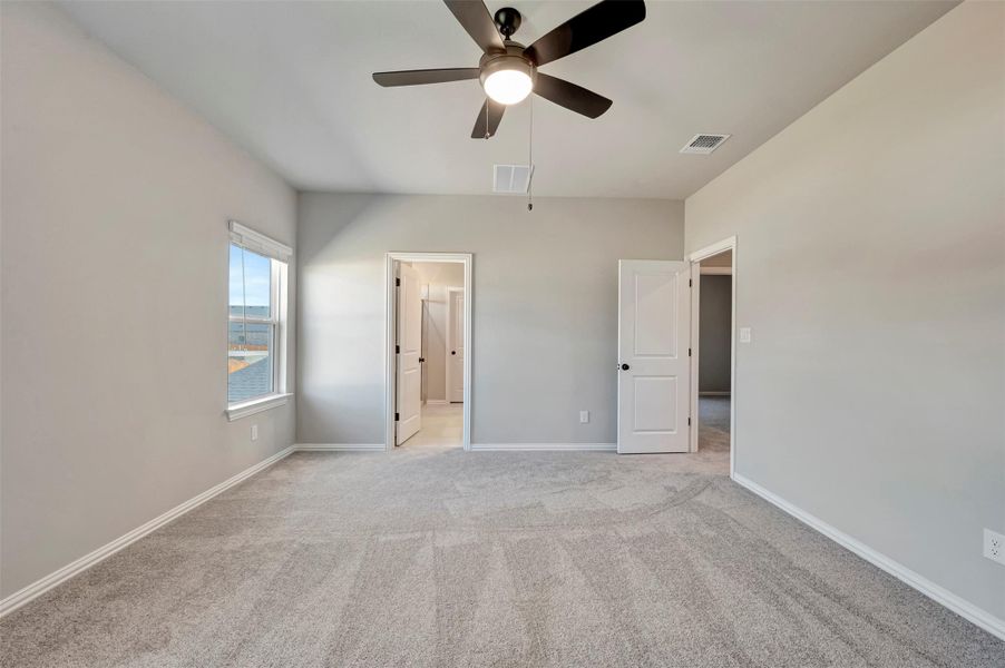 Spacious, unfurnished interior of a new home in Heritage, Dripping Springs (Image 30).