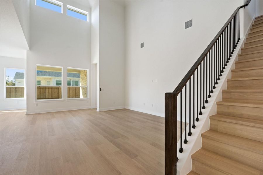 Spacious, unfurnished interior of a new home in Persimmon, Buda (Image 18).