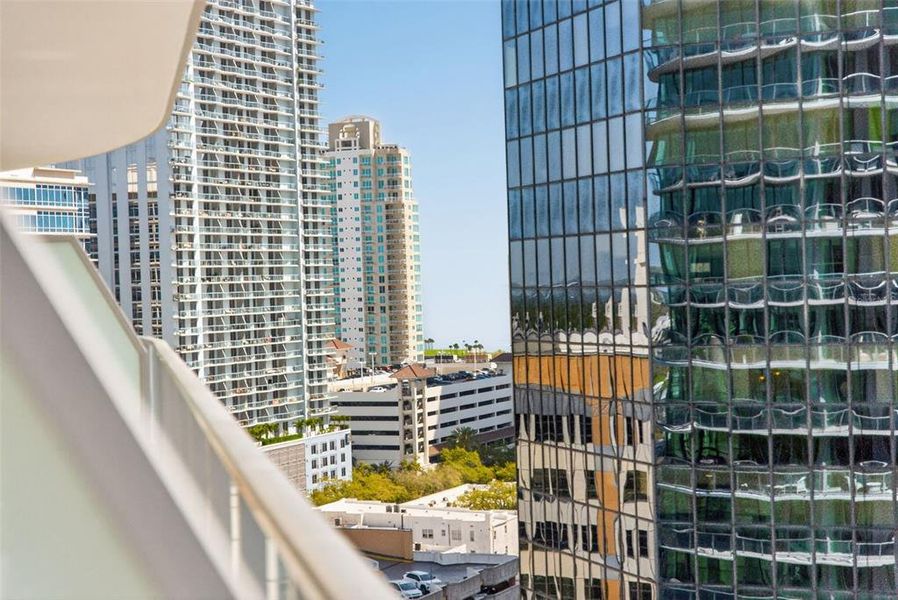 Condo located in St. Petersburg, FL showcasing its design and architecture (Image 29).