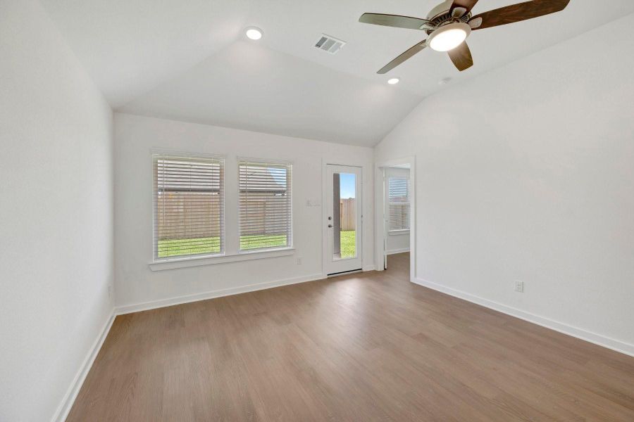 Spacious, unfurnished interior of a new home in Summerview, Fulshear (Image 34).