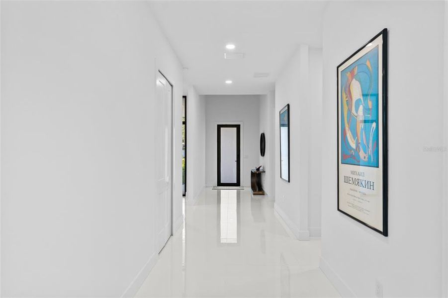 Spacious, unfurnished interior of a new home in , Sarasota (Image 23).
