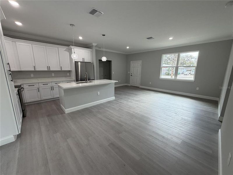 Spacious, unfurnished interior of a new home in , Deland (Image 12).