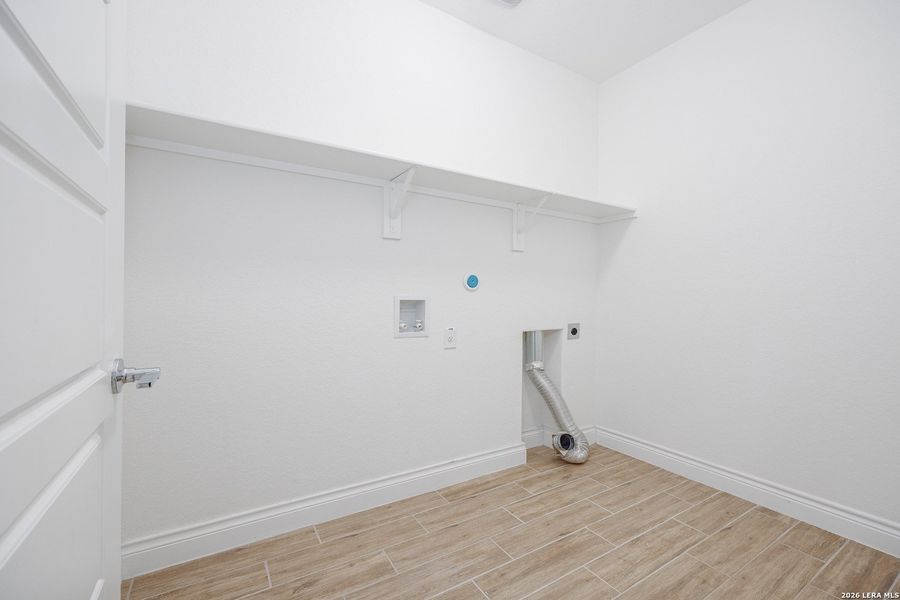 Spacious, unfurnished interior of a new home in Bison Ridge, San Antonio (Image 22).
