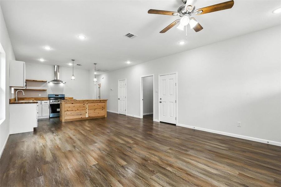 Spacious, unfurnished interior of a new home in , Granbury (Image 20). Spacious, unfurnished interior of a new home in , Granbury (Image 20).