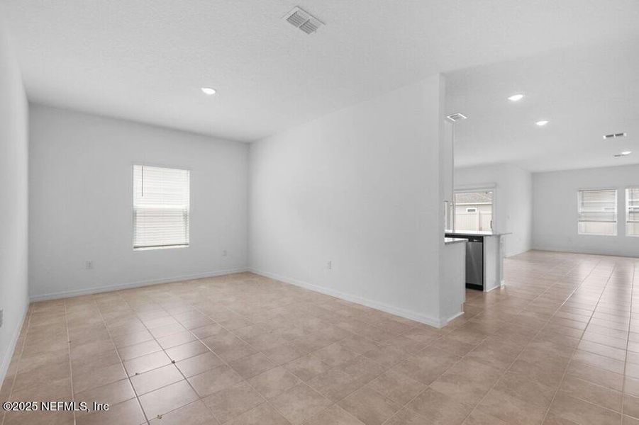 Spacious, unfurnished interior of a new home in Coopers Meadow, Jacksonville (Image 20).