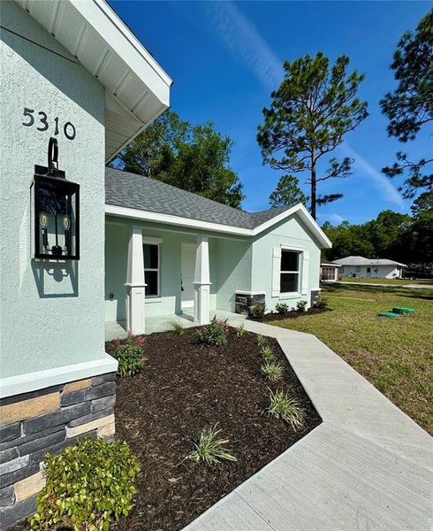 Exterior details and patio area of a home in , Dunnellon (Image 3).