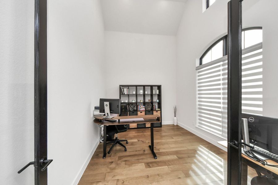 Hope office with natural light and modern finishes.