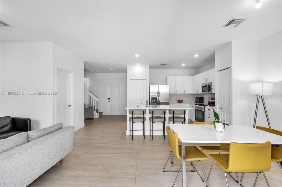 Furnished interior view inside a new home in , Coral Springs (Image 6).