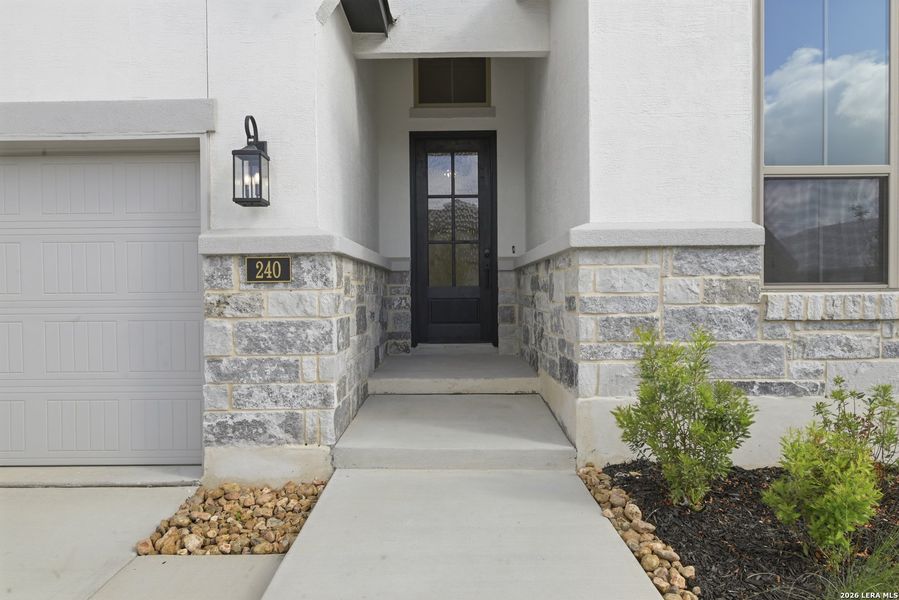 Exterior details and patio area of a home in Haby Hill 50s, San Antonio (Image 4).