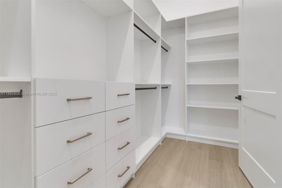 Spacious, unfurnished interior of a new home in , Naples (Image 18).