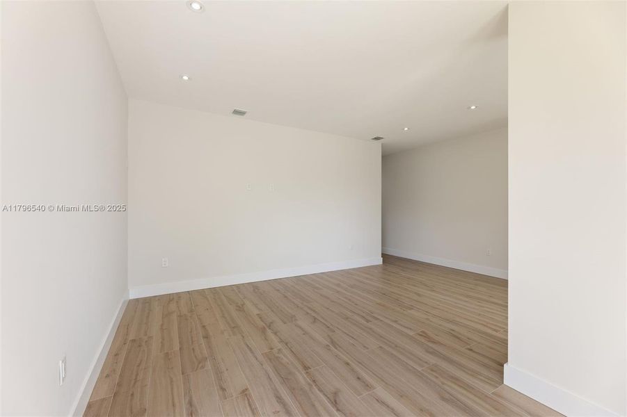 Spacious, unfurnished interior of a new home in , Miami (Image 38).