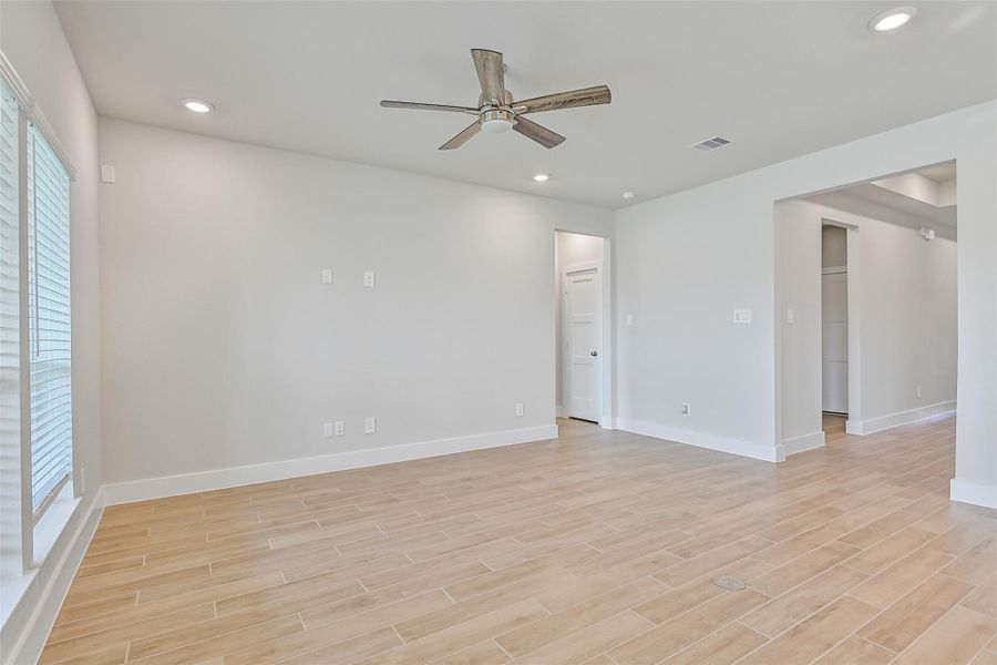 Spacious, unfurnished interior of a new home in Laurel Landing, Alvin (Image 16).