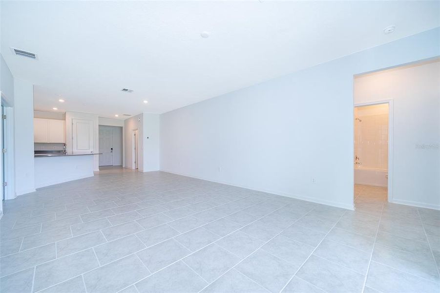 Spacious, unfurnished interior of a new home in Windsong: Estate Collection, Leesburg (Image 15).