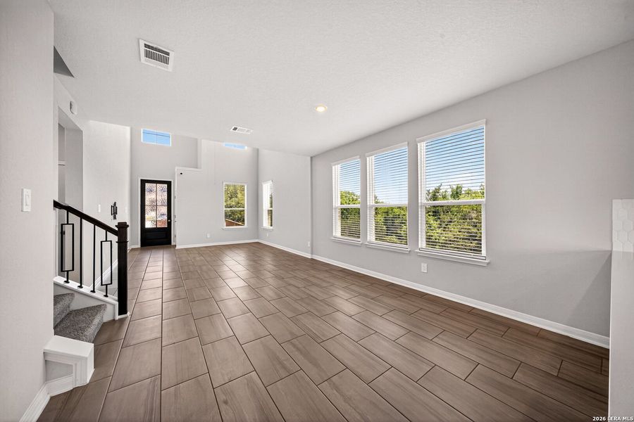 Spacious, unfurnished interior of a new home in Thomas Pond, San Antonio (Image 43).
